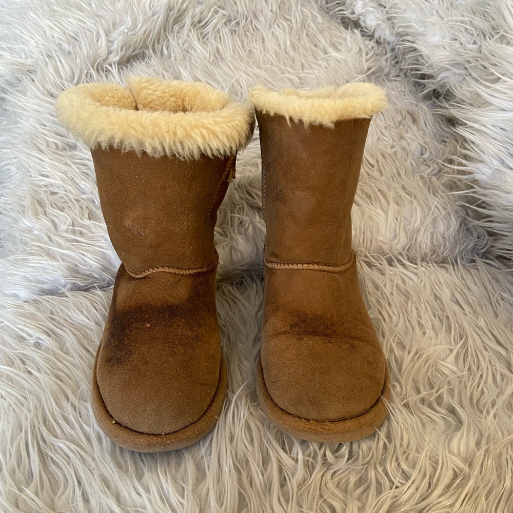 UGG Bailey Bow boot in classic chestnut color